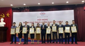 TS Doãn Mẫu Diệp - Chủ tịch Hiệp hội Xuất khẩu Lao động Việt Nam trao giấy chứng nhận cho 10 doanh nghiệp được xếp hạng doanh nghiệp 6 sao năm 2023