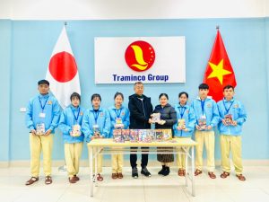 Khách Nhật tặng sách và truyện tranh tiếng Nhật cho học viên Traminco Group